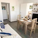 Cerca De La Laya Y Del Centro Del Pueblo